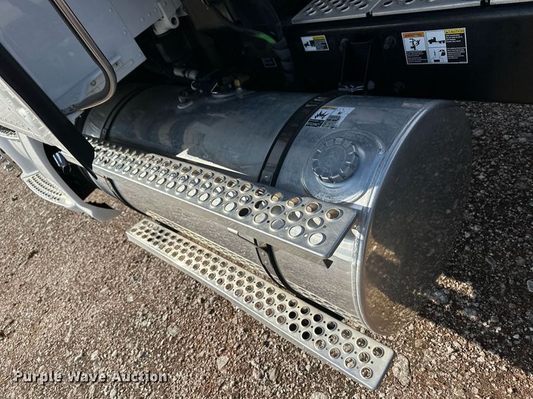 image for item DM2678 2015 Kenworth  T680 semi truck