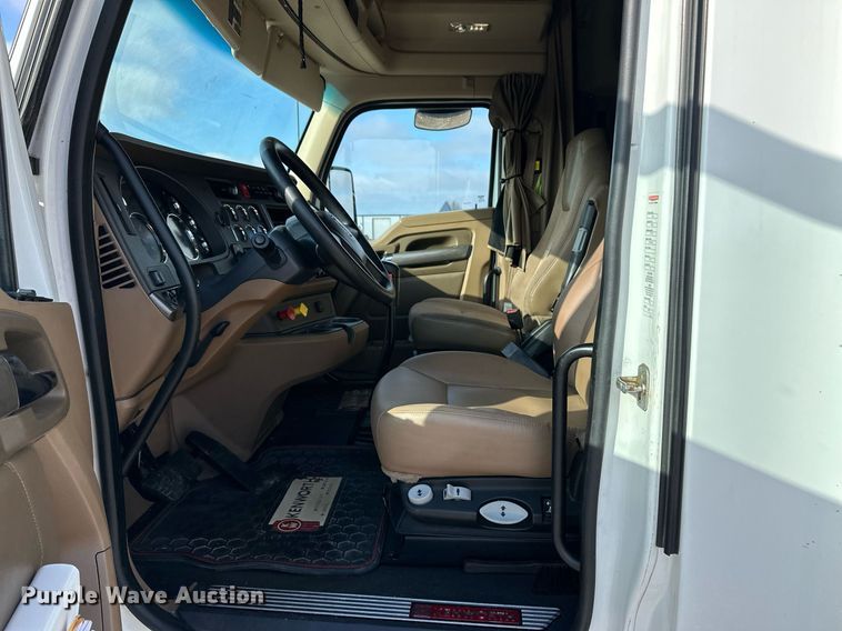 image for item DM2678 2015 Kenworth  T680 semi truck