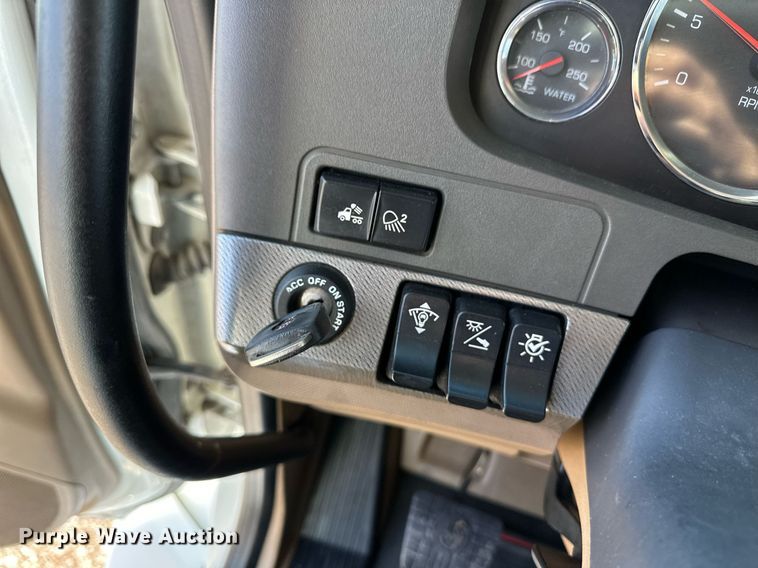 image for item DM2678 2015 Kenworth  T680 semi truck