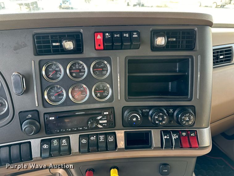 image for item DM2678 2015 Kenworth  T680 semi truck
