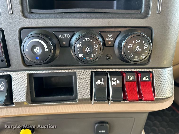 image for item DM2678 2015 Kenworth  T680 semi truck