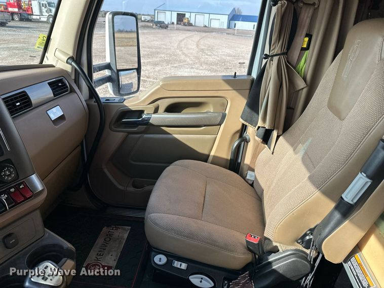 image for item DM2678 2015 Kenworth  T680 semi truck