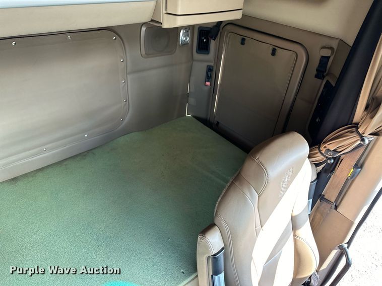 image for item DM2678 2015 Kenworth  T680 semi truck