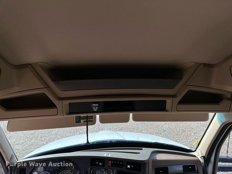 image for item DM2678 2015 Kenworth  T680 semi truck