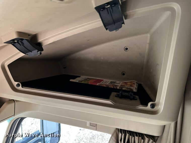 image for item DM2678 2015 Kenworth  T680 semi truck