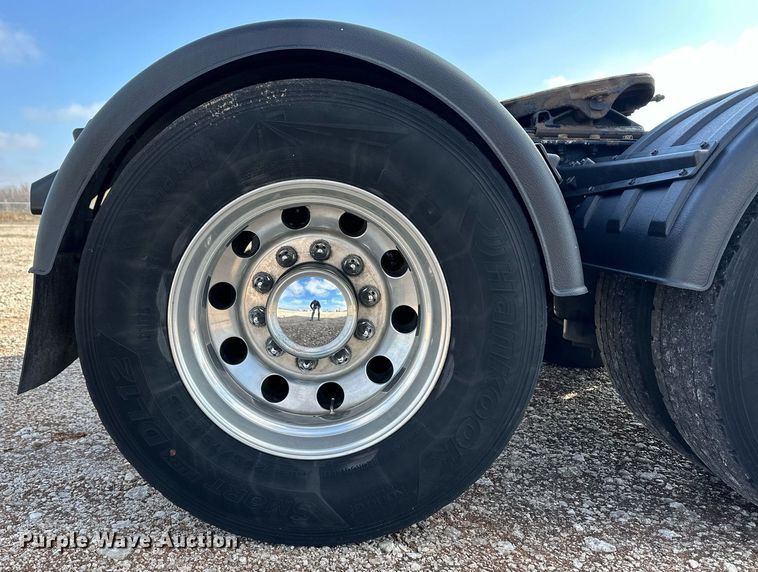 image for item DM2678 2015 Kenworth  T680 semi truck