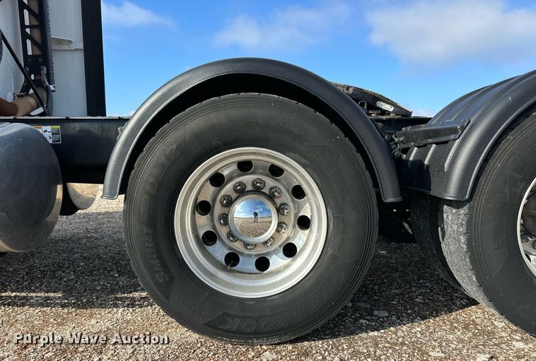 image for item DM2678 2015 Kenworth  T680 semi truck