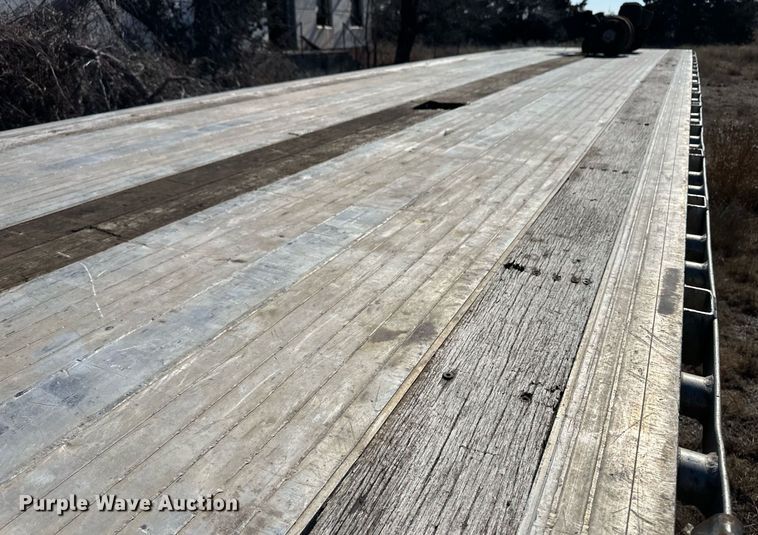 image for item DM2680 2005 Fontaine flatbed trailer