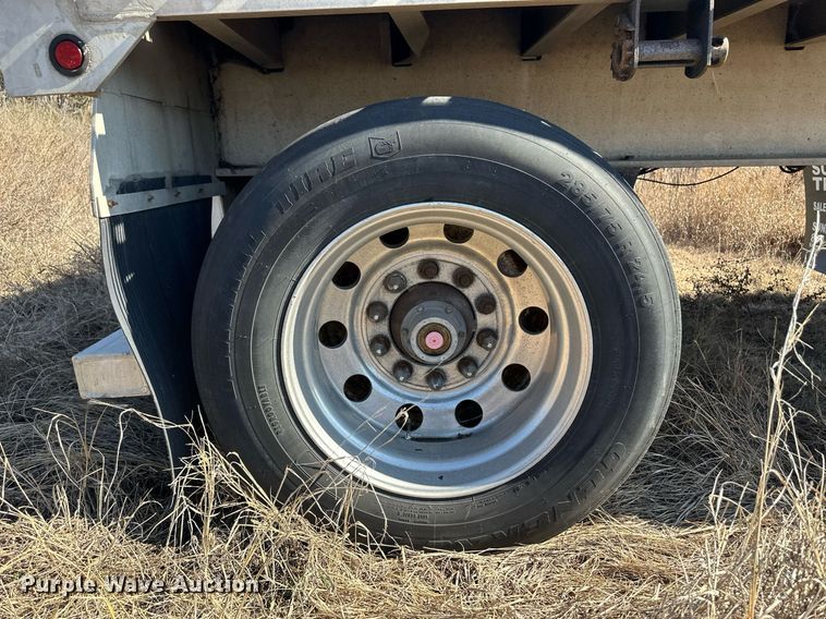 image for item DM2680 2005 Fontaine flatbed trailer