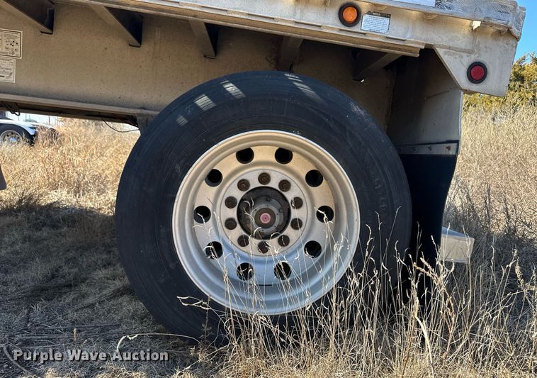 image for item DM2680 2005 Fontaine flatbed trailer