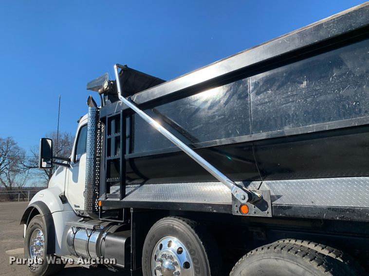 image for item DM7732 2016 Kenworth T880 dump truck