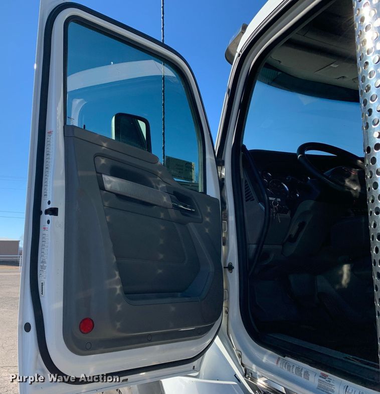 image for item DM7732 2016 Kenworth T880 dump truck