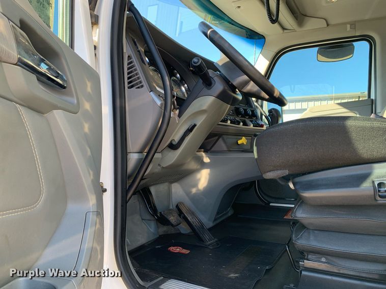 image for item DM7732 2016 Kenworth T880 dump truck