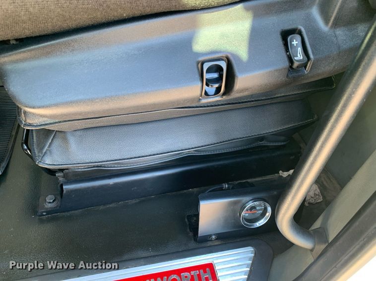 image for item DM7732 2016 Kenworth T880 dump truck