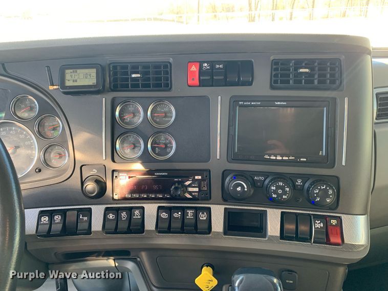 image for item DM7732 2016 Kenworth T880 dump truck