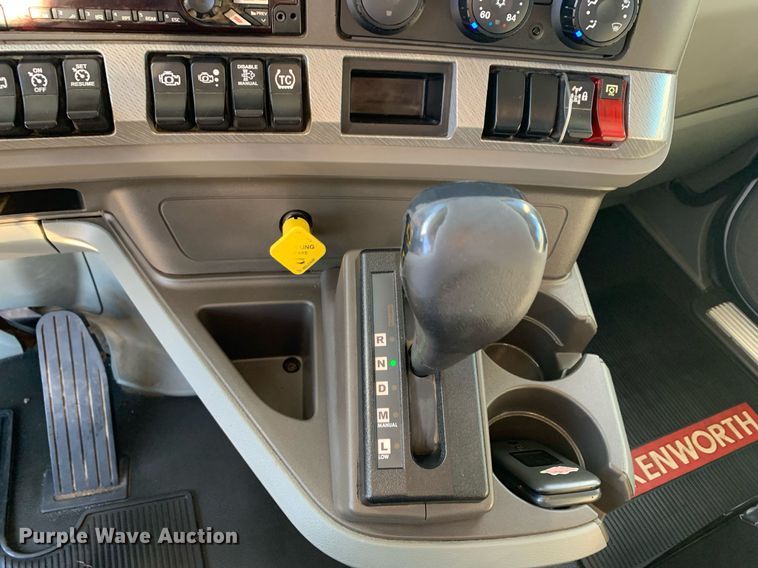 image for item DM7732 2016 Kenworth T880 dump truck