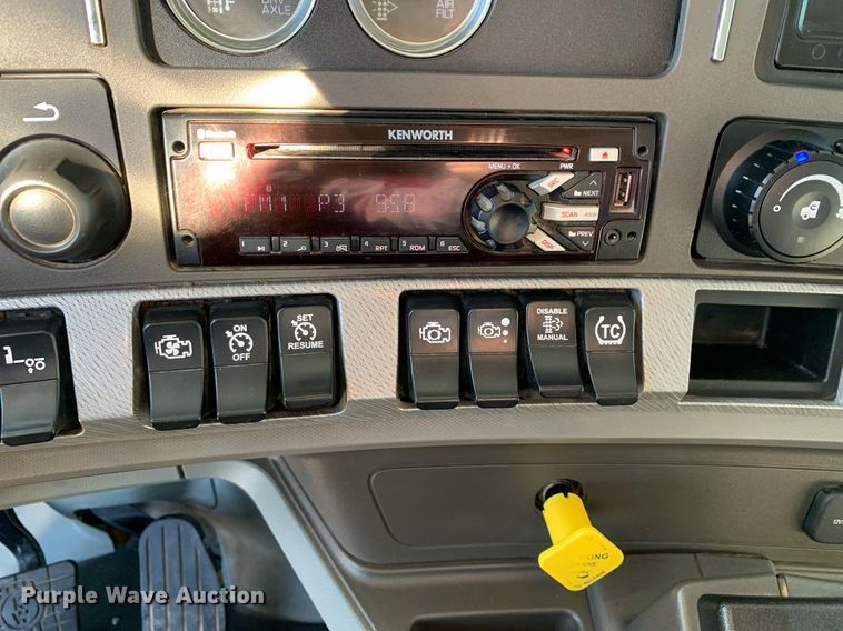 image for item DM7732 2016 Kenworth T880 dump truck