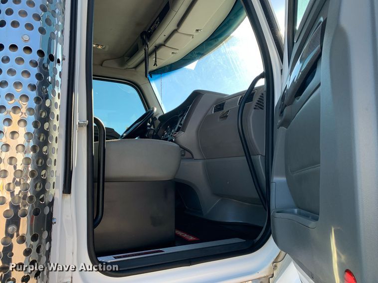 image for item DM7732 2016 Kenworth T880 dump truck