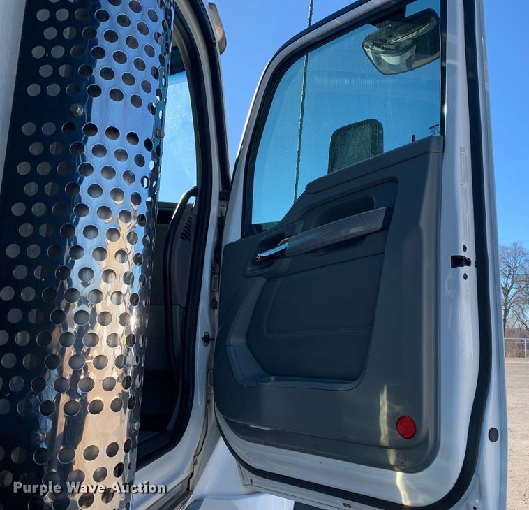 image for item DM7732 2016 Kenworth T880 dump truck