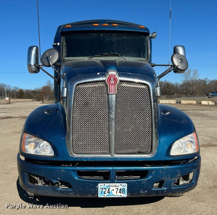 image for item DN0695 2014 Kenworth  T660 semi truck