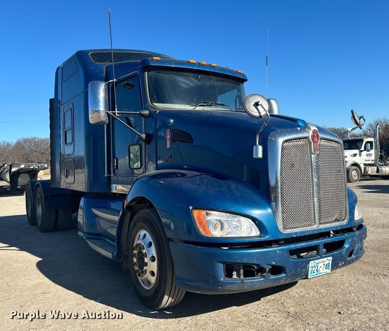 image for item DN0695 2014 Kenworth  T660 semi truck