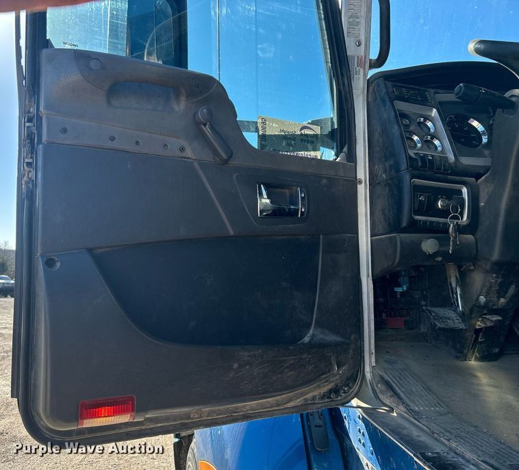 image for item DN0695 2014 Kenworth  T660 semi truck