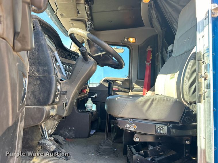 image for item DN0695 2014 Kenworth  T660 semi truck