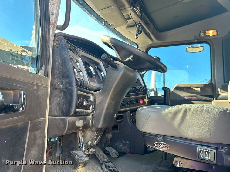 image for item DN0695 2014 Kenworth  T660 semi truck