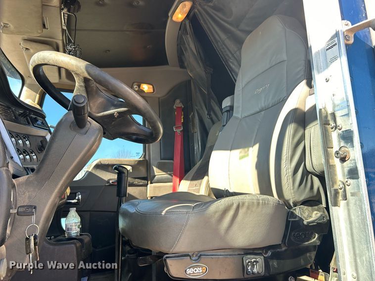 image for item DN0695 2014 Kenworth  T660 semi truck