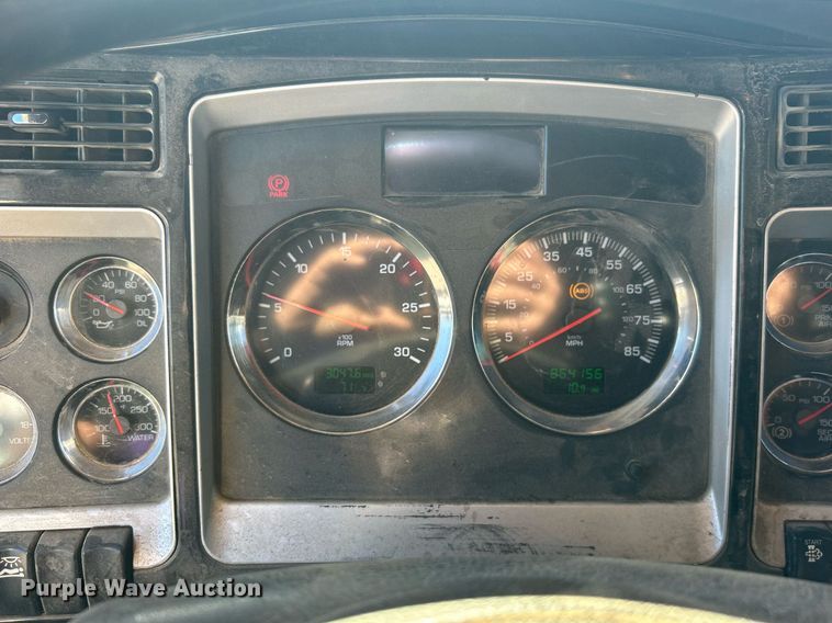 image for item DN0695 2014 Kenworth  T660 semi truck