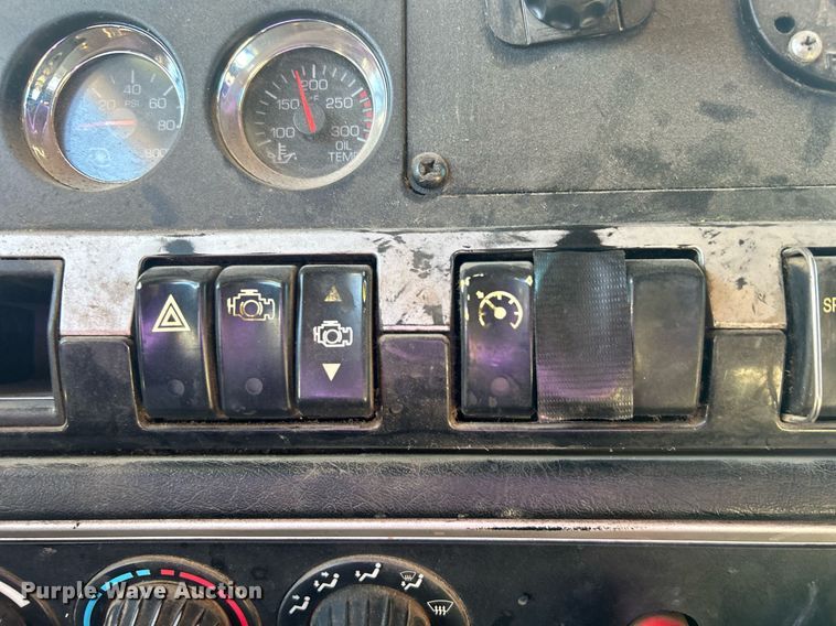 image for item DN0695 2014 Kenworth  T660 semi truck