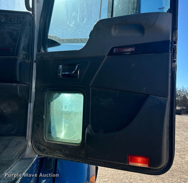 image for item DN0695 2014 Kenworth  T660 semi truck