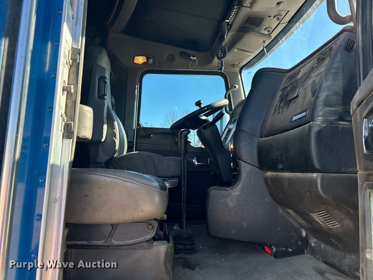 image for item DN0695 2014 Kenworth  T660 semi truck