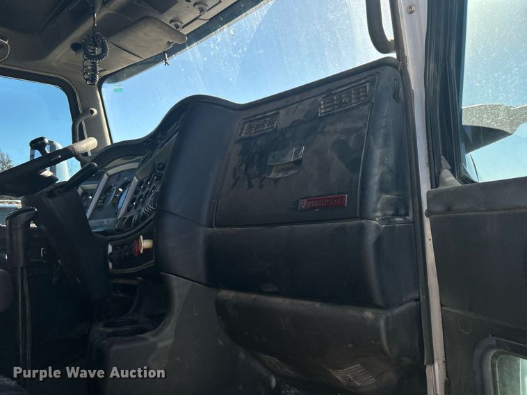 image for item DN0695 2014 Kenworth  T660 semi truck
