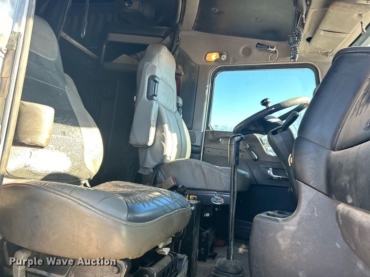 image for item DN0695 2014 Kenworth  T660 semi truck