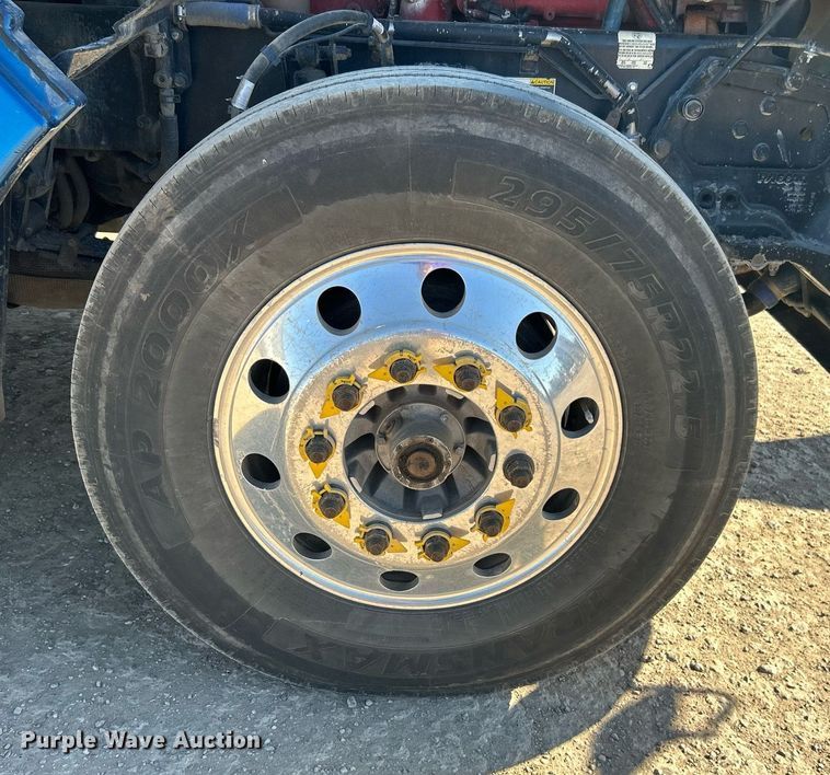 image for item DN0695 2014 Kenworth  T660 semi truck