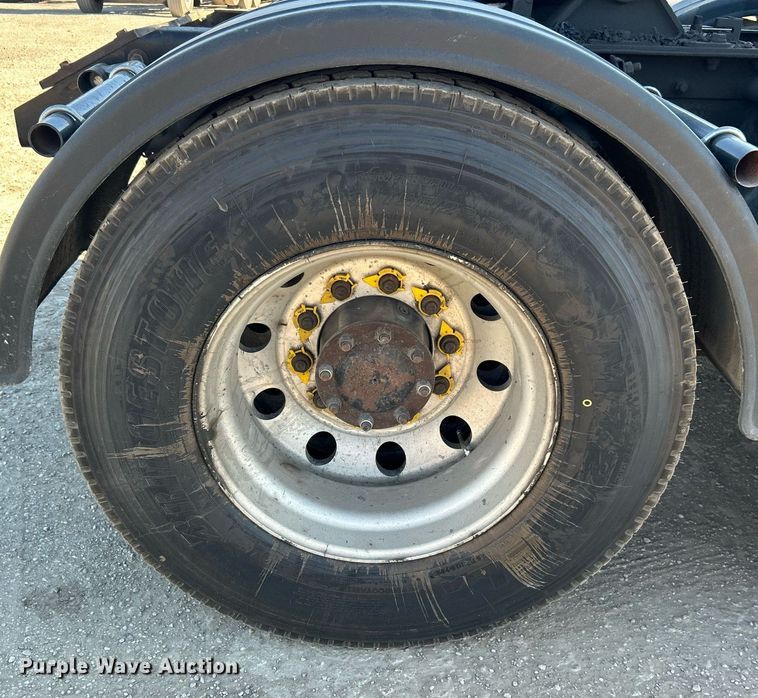 image for item DN0695 2014 Kenworth  T660 semi truck