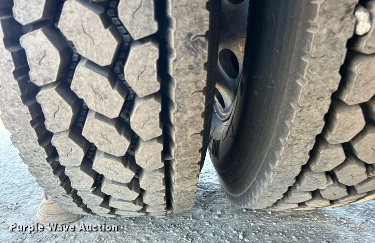 image for item DN0695 2014 Kenworth  T660 semi truck