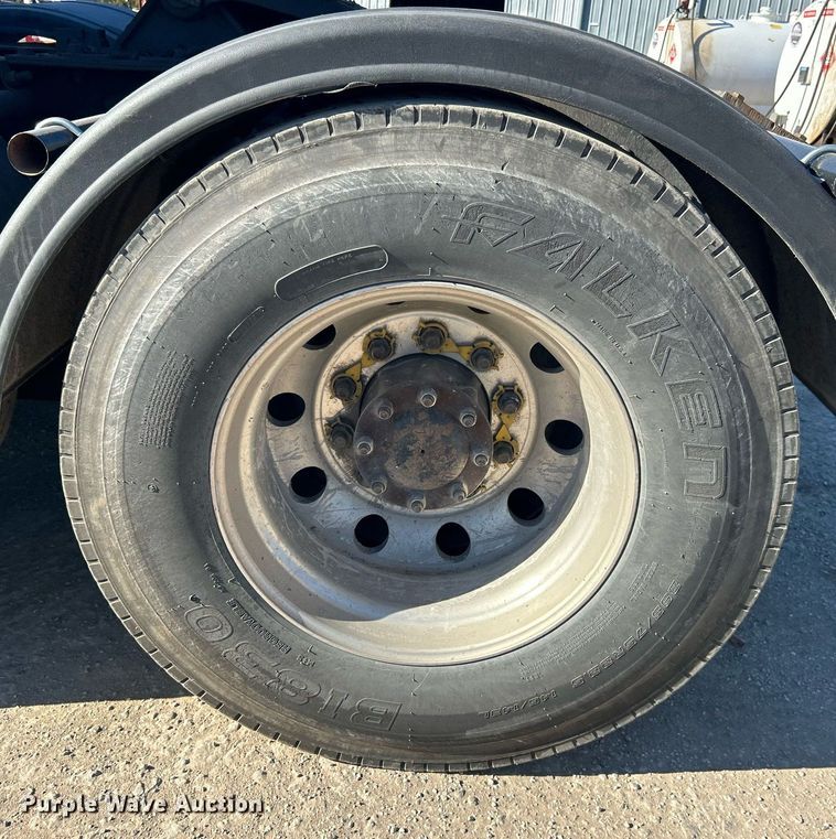 image for item DN0695 2014 Kenworth  T660 semi truck