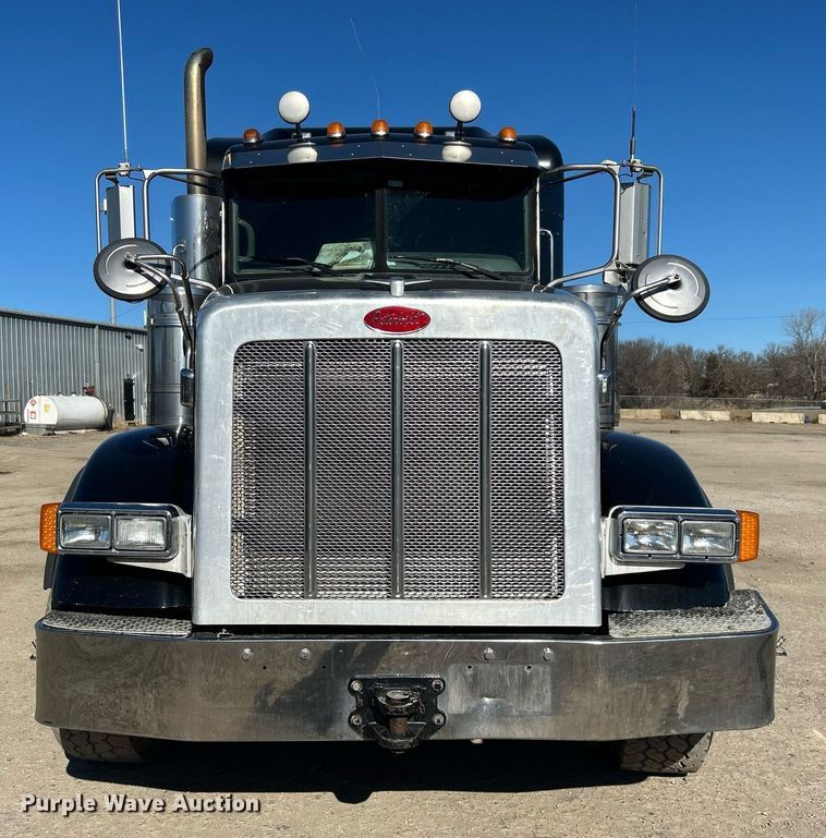 image for item DN0697 2012 Peterbilt  367 semi truck