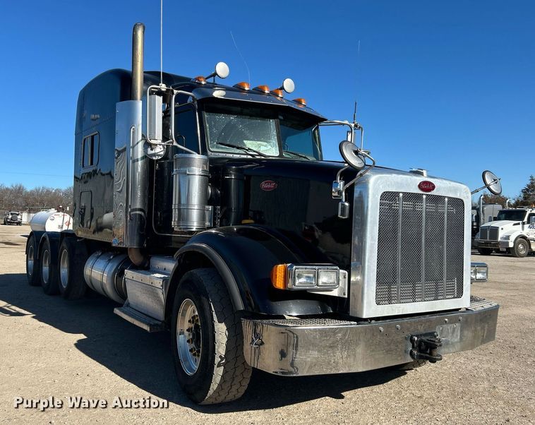 image for item DN0697 2012 Peterbilt  367 semi truck