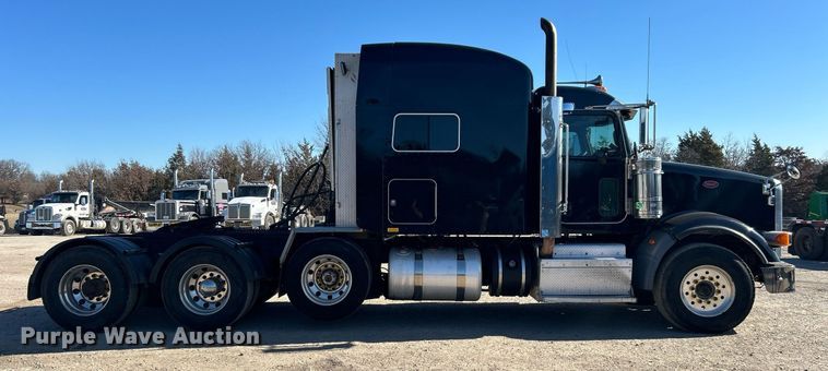 image for item DN0697 2012 Peterbilt  367 semi truck