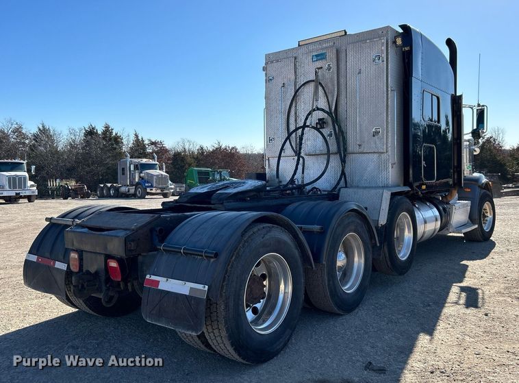 image for item DN0697 2012 Peterbilt  367 semi truck