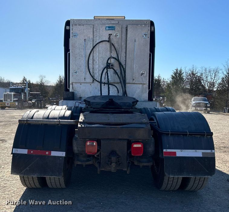 image for item DN0697 2012 Peterbilt  367 semi truck