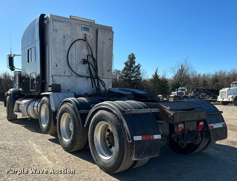 image for item DN0697 2012 Peterbilt  367 semi truck