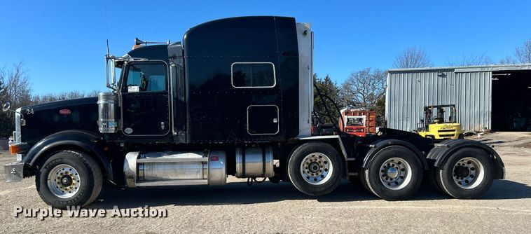 image for item DN0697 2012 Peterbilt  367 semi truck