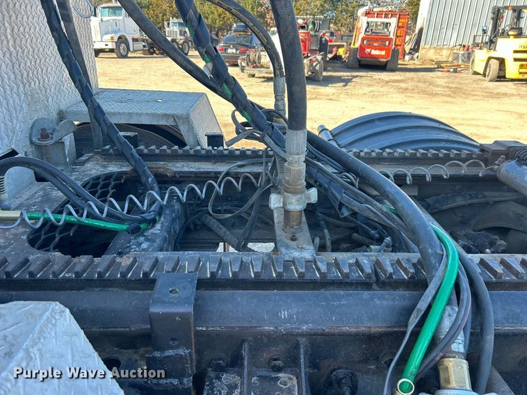 image for item DN0697 2012 Peterbilt  367 semi truck