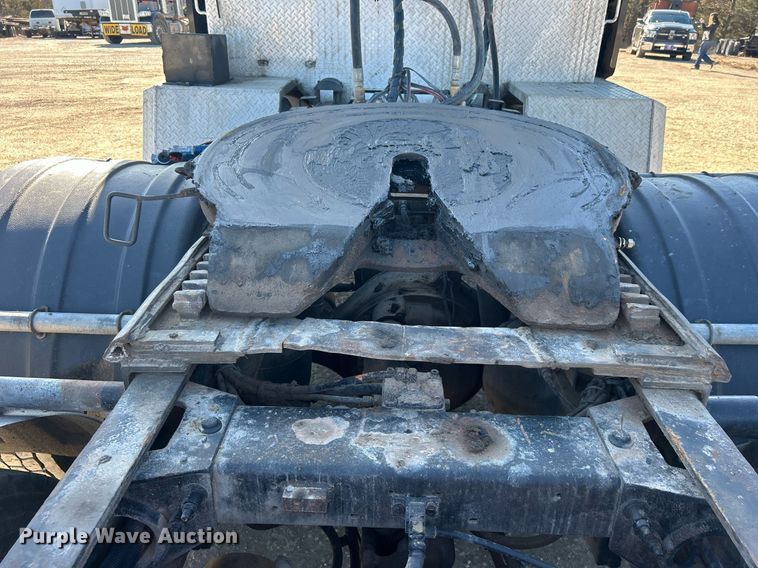 image for item DN0697 2012 Peterbilt  367 semi truck