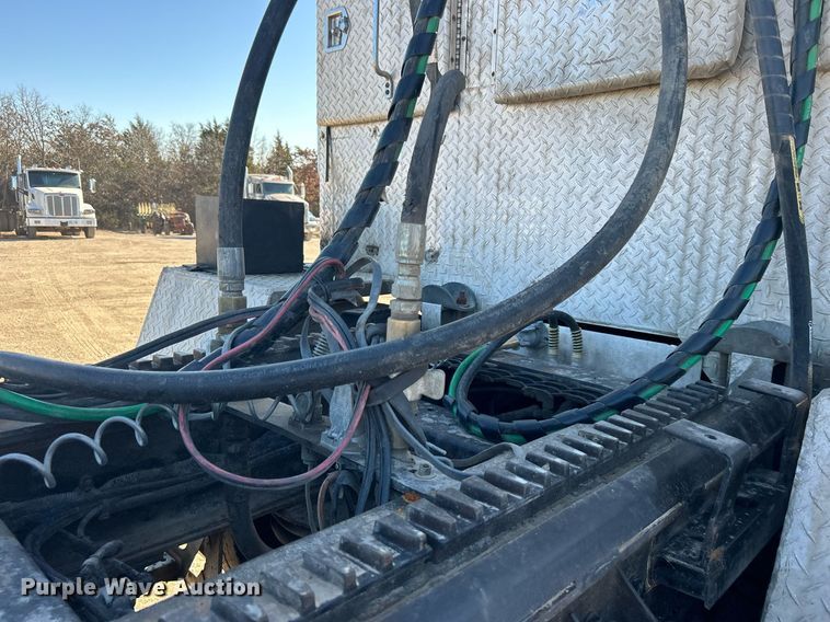 image for item DN0697 2012 Peterbilt  367 semi truck