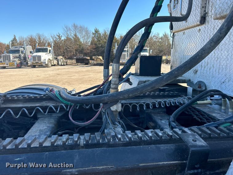 image for item DN0697 2012 Peterbilt  367 semi truck